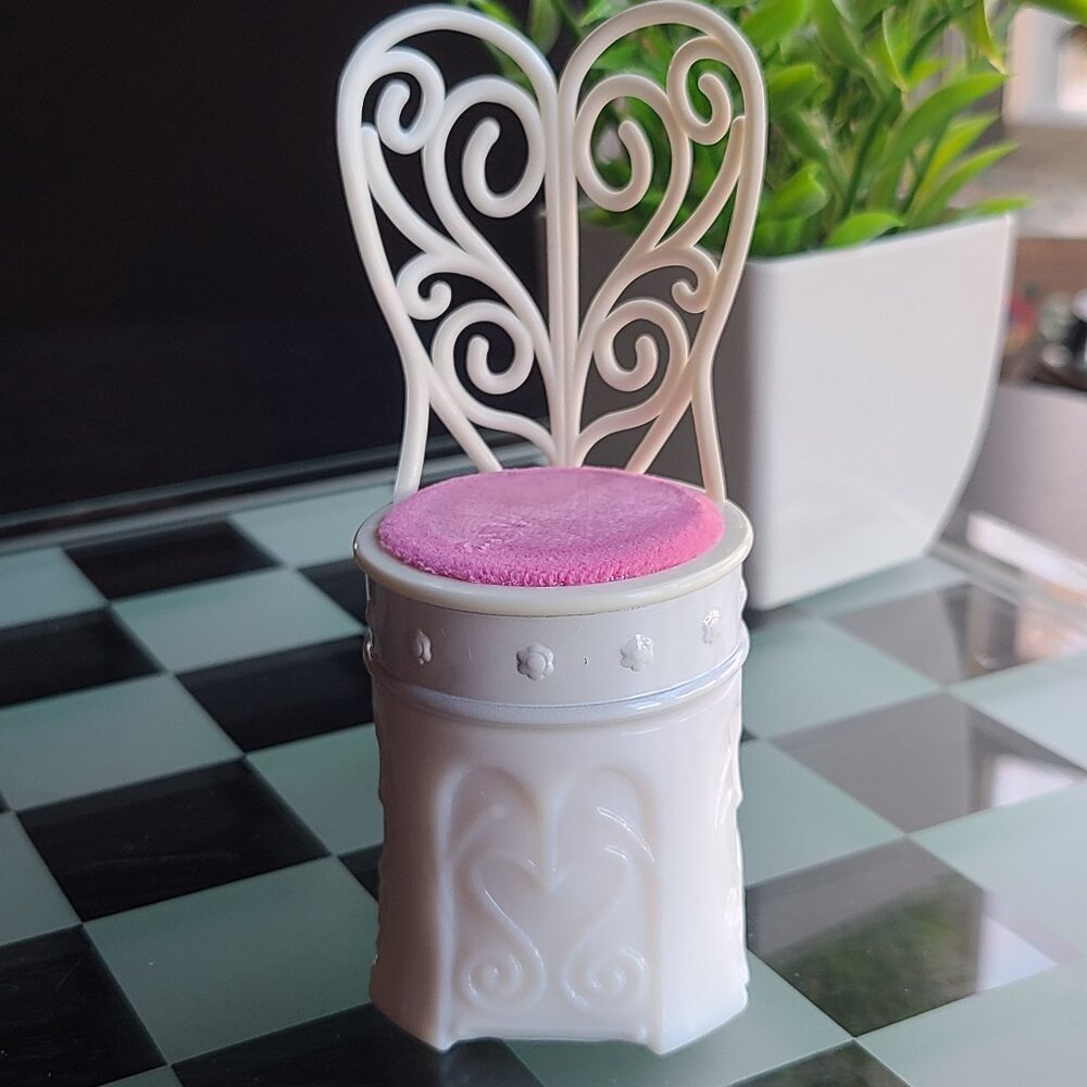 Collectible Avon Trinket to go on your vanity super cute